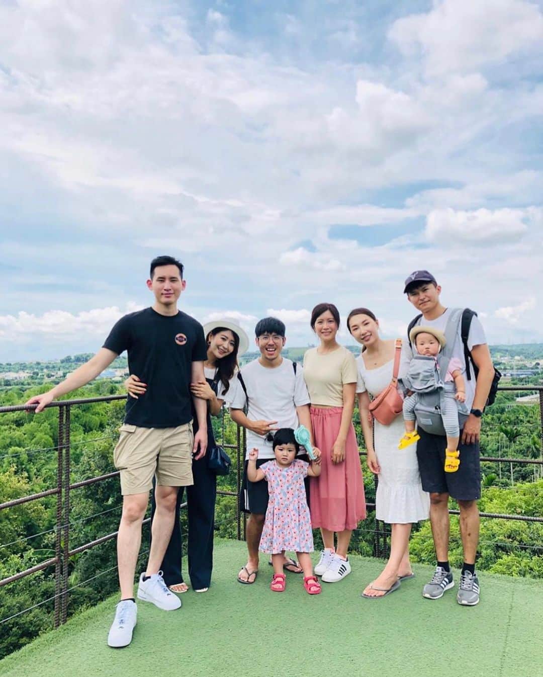 郭圈圈さんのインスタグラム写真 - (郭圈圈Instagram)「#幸福山丘happyhill  看後面照片就知道 第一張天空又是假的啦🤣 還是喜歡藍天白雲大於烏雲 就又用app把它改掉了💙 - #幸福山丘 是一個不會離市區太遠的景點，但又有種走到戶外的感覺～覺得很棒～只是假日人真的蠻多的！跟有小孩的朋友一起出去，體驗一下未來有寶寶的生活😂只能說爸爸媽媽真偉大也辛苦了♥️ 我要好好把握只有跟老公兩人的時光😆（我的肚子目前只有脂肪，沒有寶寶👶🏻） . #lea_outfit @marumaru_lea_official 連身褲現貨 . .  . . . . .  #嘉義景點 #嘉義旅遊#嘉義旅遊#嘉義下午茶#嘉義咖啡廳#台灣旅遊#南部旅遊#chiayicafe#chiayitravel #chiayicity」8月13日 0時23分 - helloiamlea