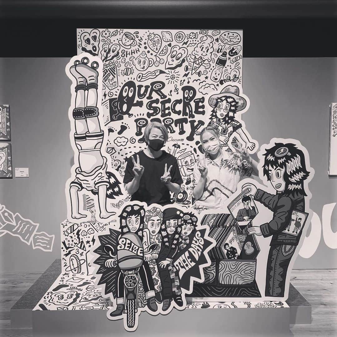 TERUのインスタグラム：「chocomooちゃんの個展に行って来ました^_^  9月28日まで開催してます。  素晴らしい空間でした。  HARAJUKU HALL  コロナ感染防止対策も入念にされてたので安心して楽しめました。  #chocomoo」