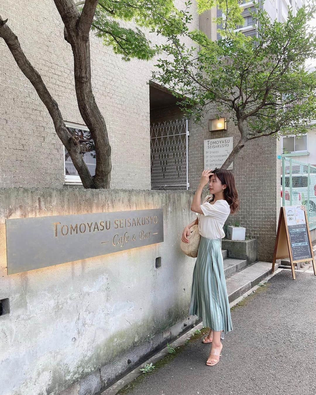 海江田麻貴さんのインスタグラム写真 - (海江田麻貴Instagram)「ㅤㅤㅤ  ㅤㅤㅤ 良いオンナは背中で語るらしい、、🥀💋💄 カイエダオトナ女子化計画はじめの一歩🐾🐶  ㅤㅤㅤ  ㅤㅤㅤ ここはずっと行きたかったかぺ☕️❤︎ ㅤㅤㅤ ㅤㅤㅤ #友安製作所 #友安製作所cafeandbar阿倍野 #友安製作所カフェ #阿倍野カフェ #天王寺カフェ #阿倍野グルメ #あべのカフェ #大阪カフェ巡り #zara #オトナ女子 #ザラジョ #ザラジョコーデ #クリアサンダル #japanesegirl #プリーツスカート #パワーショルダー #パフスリーブ #ピスタチオカラー #サテンスカート #サテン #ザラコーデ #zaraコーデ」8月13日 0時22分 - _makiii0924_