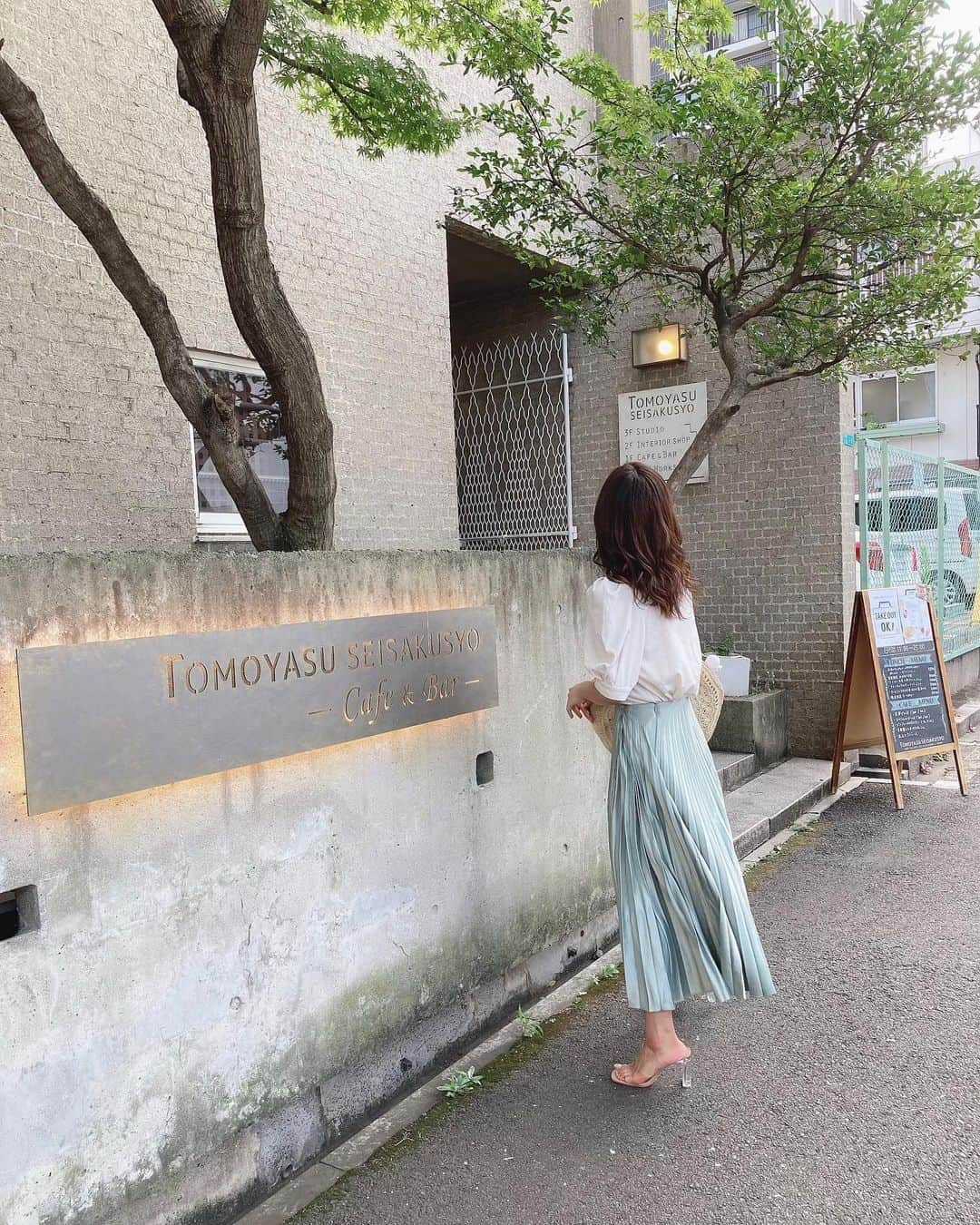 海江田麻貴さんのインスタグラム写真 - (海江田麻貴Instagram)「ㅤㅤㅤ  ㅤㅤㅤ 良いオンナは背中で語るらしい、、🥀💋💄 カイエダオトナ女子化計画はじめの一歩🐾🐶  ㅤㅤㅤ  ㅤㅤㅤ ここはずっと行きたかったかぺ☕️❤︎ ㅤㅤㅤ ㅤㅤㅤ #友安製作所 #友安製作所cafeandbar阿倍野 #友安製作所カフェ #阿倍野カフェ #天王寺カフェ #阿倍野グルメ #あべのカフェ #大阪カフェ巡り #zara #オトナ女子 #ザラジョ #ザラジョコーデ #クリアサンダル #japanesegirl #プリーツスカート #パワーショルダー #パフスリーブ #ピスタチオカラー #サテンスカート #サテン #ザラコーデ #zaraコーデ」8月13日 0時22分 - _makiii0924_