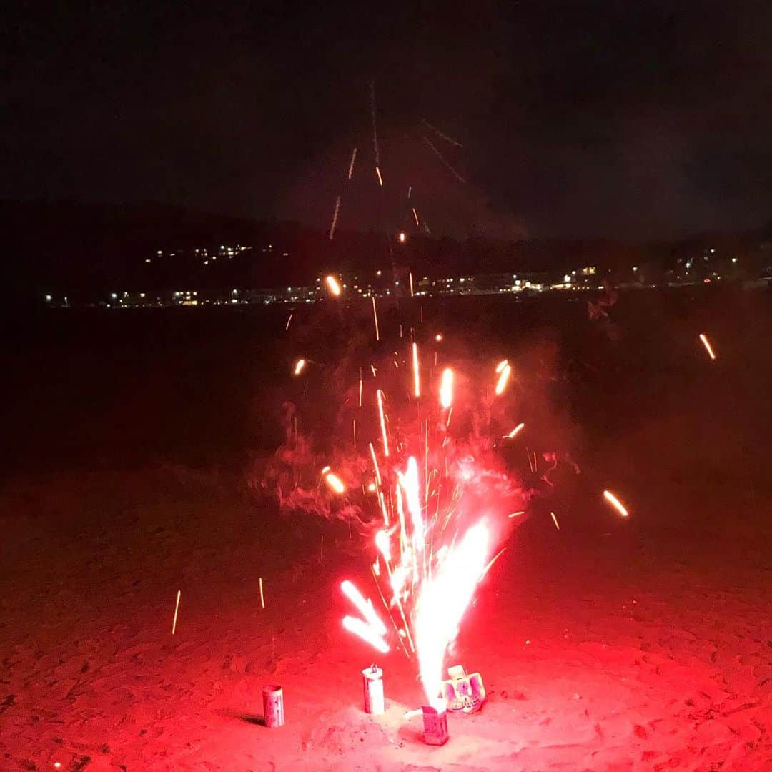 府川唯未さんのインスタグラム写真 - (府川唯未Instagram)「今年。大きな花火は見れなかったけど  小さな花火でも 子供達は喜んでくれる  たぶん大事なのは  何をしたのかじゃなくて  大切な誰かと  どんな時間を過ごせたのか  二週間の夏休みはあと4日。  全力で(๑>◡<๑)  #夏休み #子供 #花火大会 #手持ち花火  #海岸  #全力で」8月13日 0時22分 - yumifukawa_official
