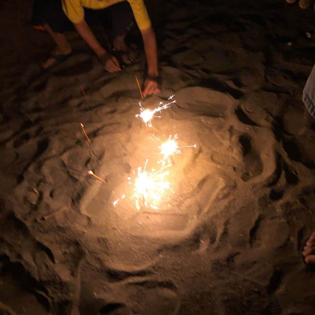 府川唯未さんのインスタグラム写真 - (府川唯未Instagram)「今年。大きな花火は見れなかったけど  小さな花火でも 子供達は喜んでくれる  たぶん大事なのは  何をしたのかじゃなくて  大切な誰かと  どんな時間を過ごせたのか  二週間の夏休みはあと4日。  全力で(๑>◡<๑)  #夏休み #子供 #花火大会 #手持ち花火  #海岸  #全力で」8月13日 0時22分 - yumifukawa_official