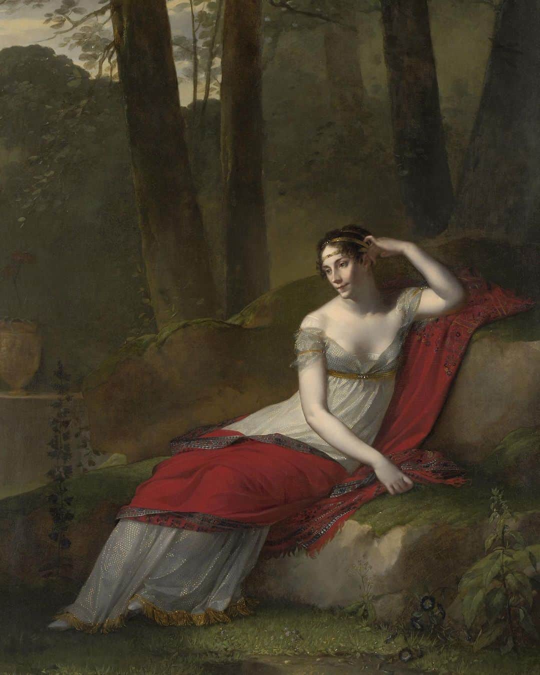のインスタグラム：「. 🇫🇷 Cet été, nous vous emmenons au plus près de nos collections ! De balade parmi les grandes peintures françaises, prenez le temps de saluer l’Impératrice Joséphine, peinte par Pierre-Paul Prud’hon. ⤵️ - 🌳 Assise à l’ombre des arbres, Joséphine mélancolique, regarde au loin. Elle a connu la pauvreté, l’emprisonnement et l’angoisse de la mort avant sa fulgurante ascension auprès de Bonaparte. Ce portrait, commandé en 1805 par Napoléon un an après son mariage religieux, est terminé en 1809 quelques mois avant leur douloureuse séparation. - ✨ La robe, « parsemée de petits points d’or » dira Delacroix, est d’une étoffe qu’elle affectionne pour sa légèreté : une mousseline ou un tulle brodé en semis d’or. On aperçoit au décolleté la fine chemise dont la couleur se fond avec la peau laiteuse. - 🦵🏻Élevée sous l’ancien régime, Joséphine adoptera les excentricités de la période du Directoire qui libèrent le corps ; une brassière soutient ses seins et seuls des bas blancs couvrent ses jambes ; n’étant portés qu’une fois, ils tiennent sans jarretière qui serre et pince ! - - - - 🌍 Take a closer look at our collections this summer! As you stroll among the great French paintings, drop a bow or curtsey to the Empress Joséphine, painted by Pierre-Paul Prud’hon. ⤵️ - 🌳Seated in the shade of trees, Josephine gazes sadly into the distance. She knew poverty, prison, and the fear of death before her dazzling ascension at Bonaparte’s side. This portrait, commissioned in 1805 by Napoléon a year after their religious marriage, was finished in 1809, a few months before their sorrowful separation. - ✨ Her gown – ‘strewn with little touches of gold’, Delacroix will say – is of a material whose delicacy she cherished: mousseline or tulle embroidered with a pattern of gold dots. At the neckline we glimpse the thin chemise, whose colour blends with her milky skin. - 🦵🏻Though brought up under the Ancien Régime, Joséphine adopted the body-freeing eccentricities of the Directoire period; a simple camisole supports her breasts and her legs are covered by white stockings; as these are worn once, they cling without constraining garters! - 📷©️Musée du Louvre, RMN-GP/Angèle Dequier」