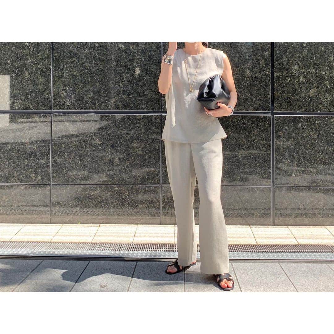 liiiiche23のインスタグラム：「・﻿ ・﻿ 久々の外出👠﻿ @unitedarrows_official  セールでゲットしてた リネンのセットアップ🧸﻿ 別々でも可愛いし、﻿ なんといっても手洗い可な優れ物。﻿ （夏場はこれとっても大事！笑）﻿ しかし毎日暑い🤢🤢﻿ ・﻿ ・﻿ #fashion #outfit #outfitoftheday #ootd #dailylook #dailylook_japan #dailylook_jp #coordinate #code #instafashion #instalook #unitedarrows #ユナイテッドアローズ #セットアップ #bottegaveneta #newbottega #newbottegaveneta #ボッテガヴェネタ #ボッテガ #thepouch #ザポーチ #hermes #hermesshoes #エルメス #オラン #tiffany #tiffanyandco #ティファニー」
