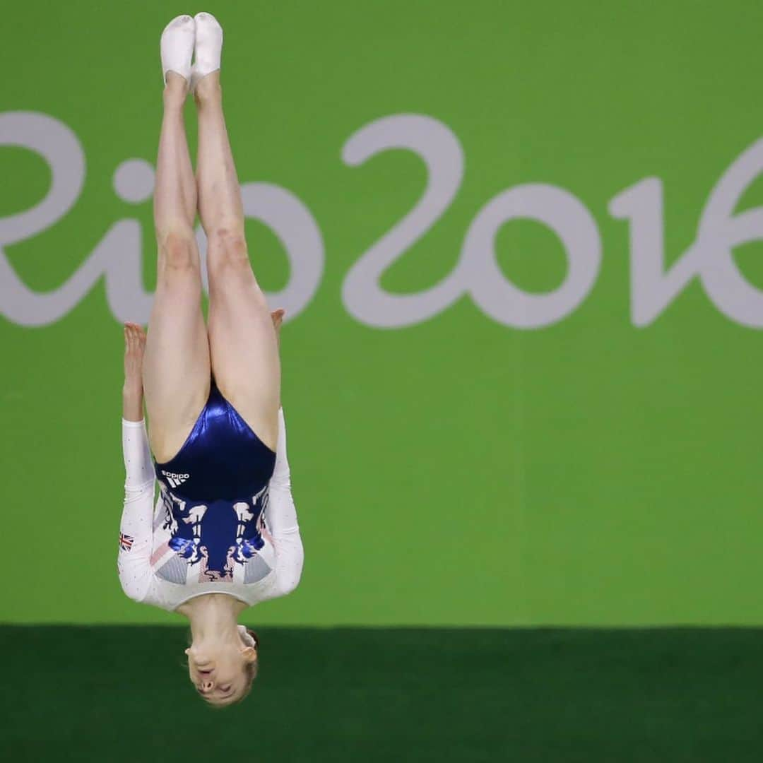 ブライオニー・ペイジさんのインスタグラム写真 - (ブライオニー・ペイジInstagram)「Who would have thought this little girl, 16 years after she first fell in love with the wonderful sport that is trampolining, would live her dream of competing at an Olympic Games and bring back a silver medal for her country!  There may be obstacles and challenges along the way, but if you believe in yourself, enjoy yourself and don’t give up on your dream, you never know what you could end up experiencing!  Thank you to everyone who believed in me and continue to help me strive to be the best I can be.  #4yearsagotoday #onceanolympianalwaysanolympian #olympicmedalist #dreamsdocometrue #perseverance #teamworkmakesthedreamwork #wrenburywasps 🐝 🥈🇬🇧」8月13日 0時28分 - bryony_page