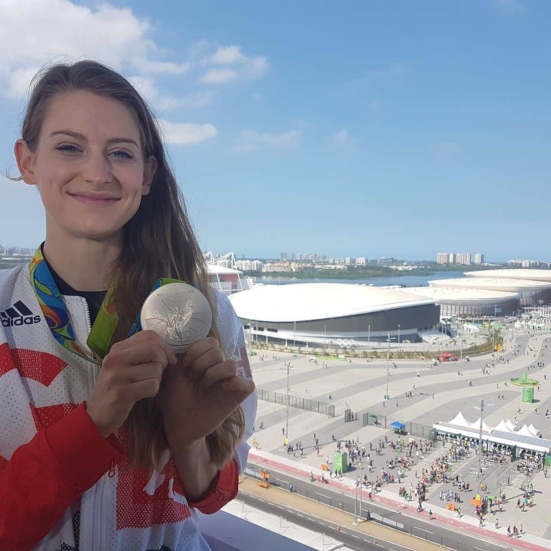 ブライオニー・ペイジさんのインスタグラム写真 - (ブライオニー・ペイジInstagram)「Who would have thought this little girl, 16 years after she first fell in love with the wonderful sport that is trampolining, would live her dream of competing at an Olympic Games and bring back a silver medal for her country!  There may be obstacles and challenges along the way, but if you believe in yourself, enjoy yourself and don’t give up on your dream, you never know what you could end up experiencing!  Thank you to everyone who believed in me and continue to help me strive to be the best I can be.  #4yearsagotoday #onceanolympianalwaysanolympian #olympicmedalist #dreamsdocometrue #perseverance #teamworkmakesthedreamwork #wrenburywasps 🐝 🥈🇬🇧」8月13日 0時28分 - bryony_page