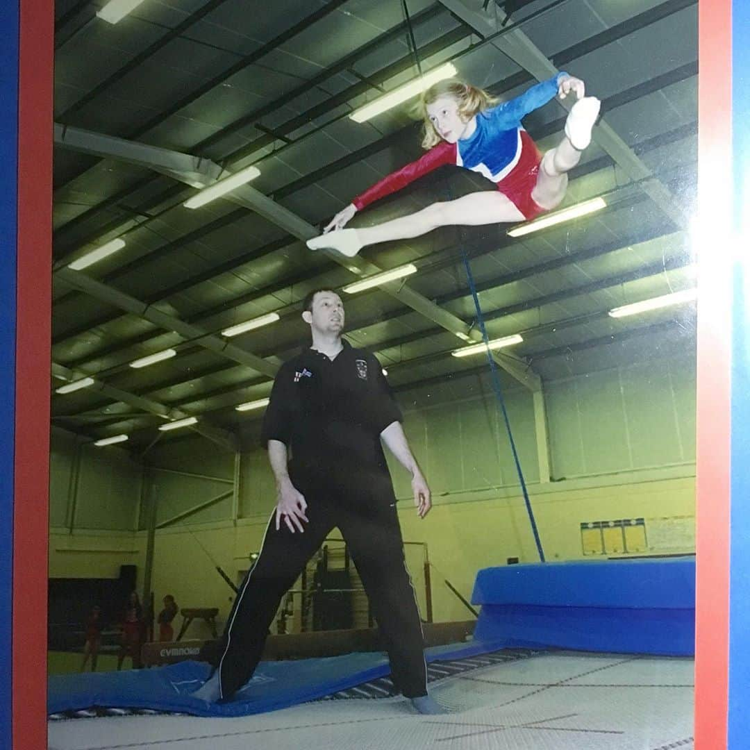 ブライオニー・ペイジさんのインスタグラム写真 - (ブライオニー・ペイジInstagram)「Who would have thought this little girl, 16 years after she first fell in love with the wonderful sport that is trampolining, would live her dream of competing at an Olympic Games and bring back a silver medal for her country!  There may be obstacles and challenges along the way, but if you believe in yourself, enjoy yourself and don’t give up on your dream, you never know what you could end up experiencing!  Thank you to everyone who believed in me and continue to help me strive to be the best I can be.  #4yearsagotoday #onceanolympianalwaysanolympian #olympicmedalist #dreamsdocometrue #perseverance #teamworkmakesthedreamwork #wrenburywasps 🐝 🥈🇬🇧」8月13日 0時28分 - bryony_page