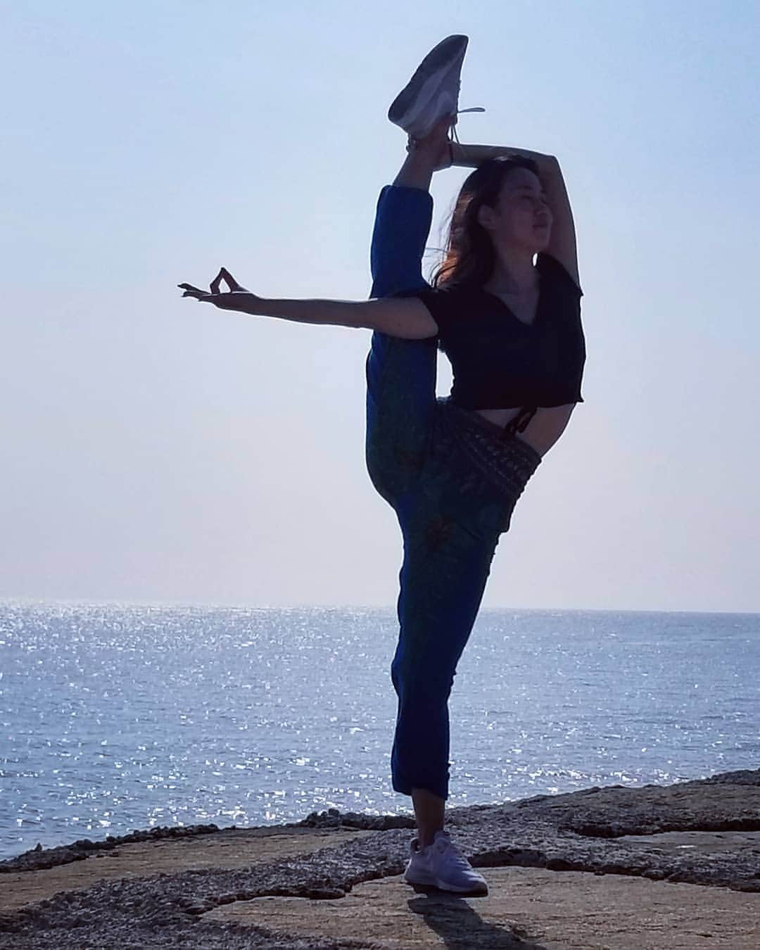 Lily Saito (齊藤莉理)のインスタグラム：「You will love the ocean. It makes you feel small, but not in a bad way. Small because you realize you’re part of something bigger. 🙏🏻💞 #Perspective  |📸 @saitofitness |」