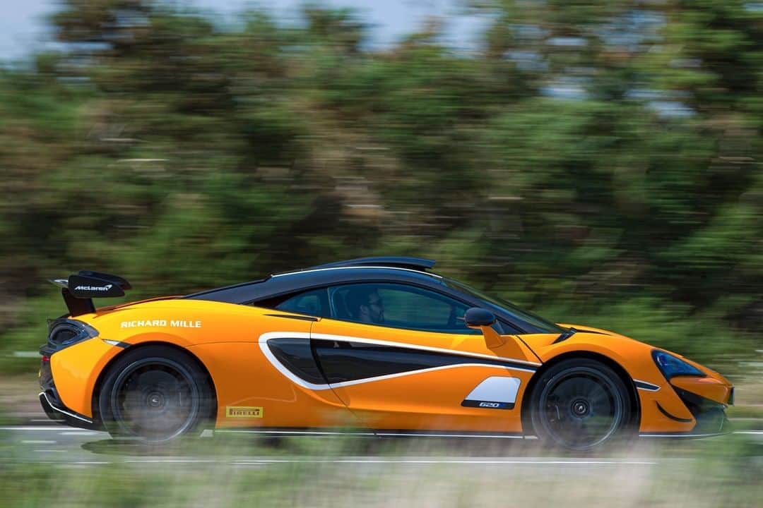McLaren Automotiveさんのインスタグラム写真 - (McLaren AutomotiveInstagram)「Stopping power comes from McLaren’s latest lightweight braking system, which in the track-focused set-up on the new 620R comprises carbon ceramic discs and forged aluminium brake calipers, with improved pedal response, modularity and resistance to fade even after repeated hard-driven circuit laps.」8月13日 0時30分 - mclarenauto