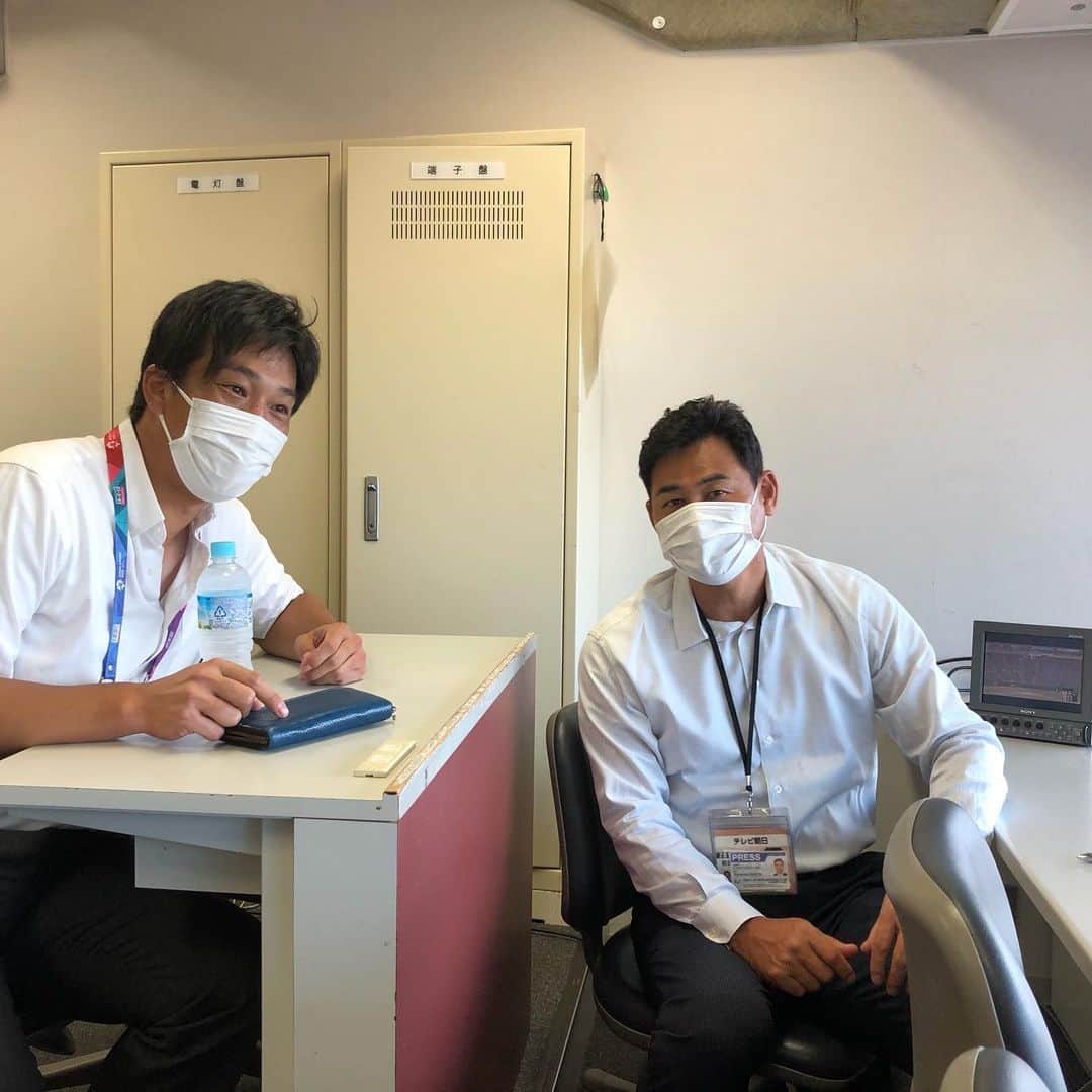 のインスタグラム：「ラジオ解説前にテレビ解説の前田さんと写真を撮ってもらいました！ 相変わらず気さくでした。笑 #前田智徳 さん #大先輩 #たくさん勉強させてもらいました #解説も勉強になります #神 #カープ #天谷宗一郎」