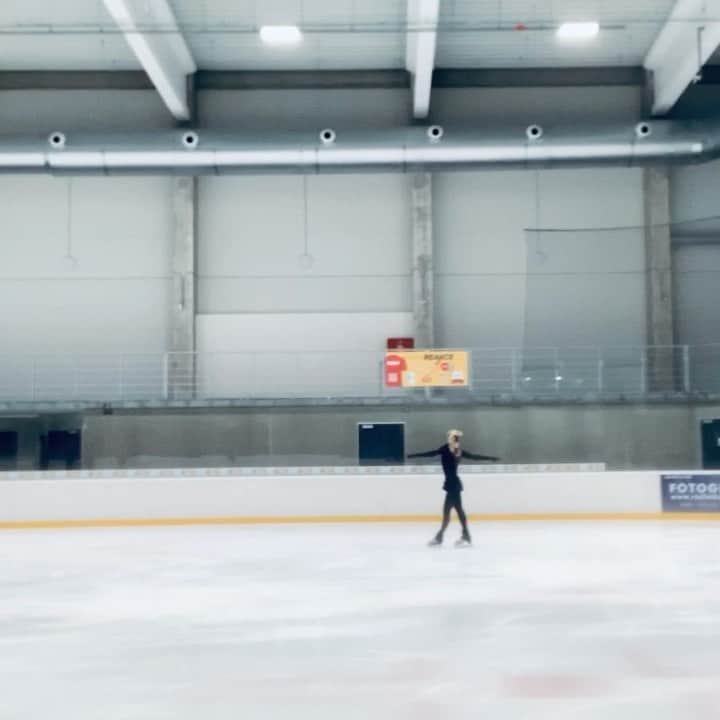 エリスカ・ブレジノワのインスタグラム：「Too hot to be outside the rink 🥵❄️」