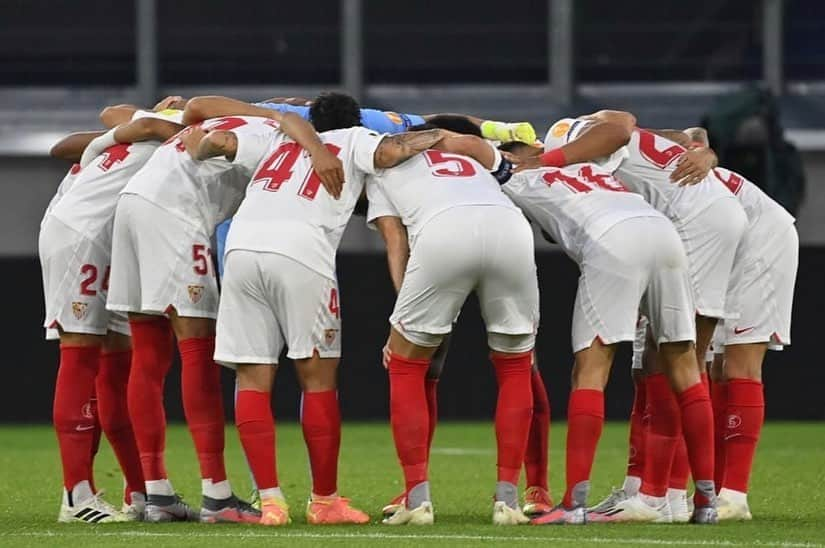 エベル・バネガのインスタグラム：「Queda mucho por recorrer . seguimos  juntos 🔴⚪️Vamos mi sevilla 🔴⚪️」