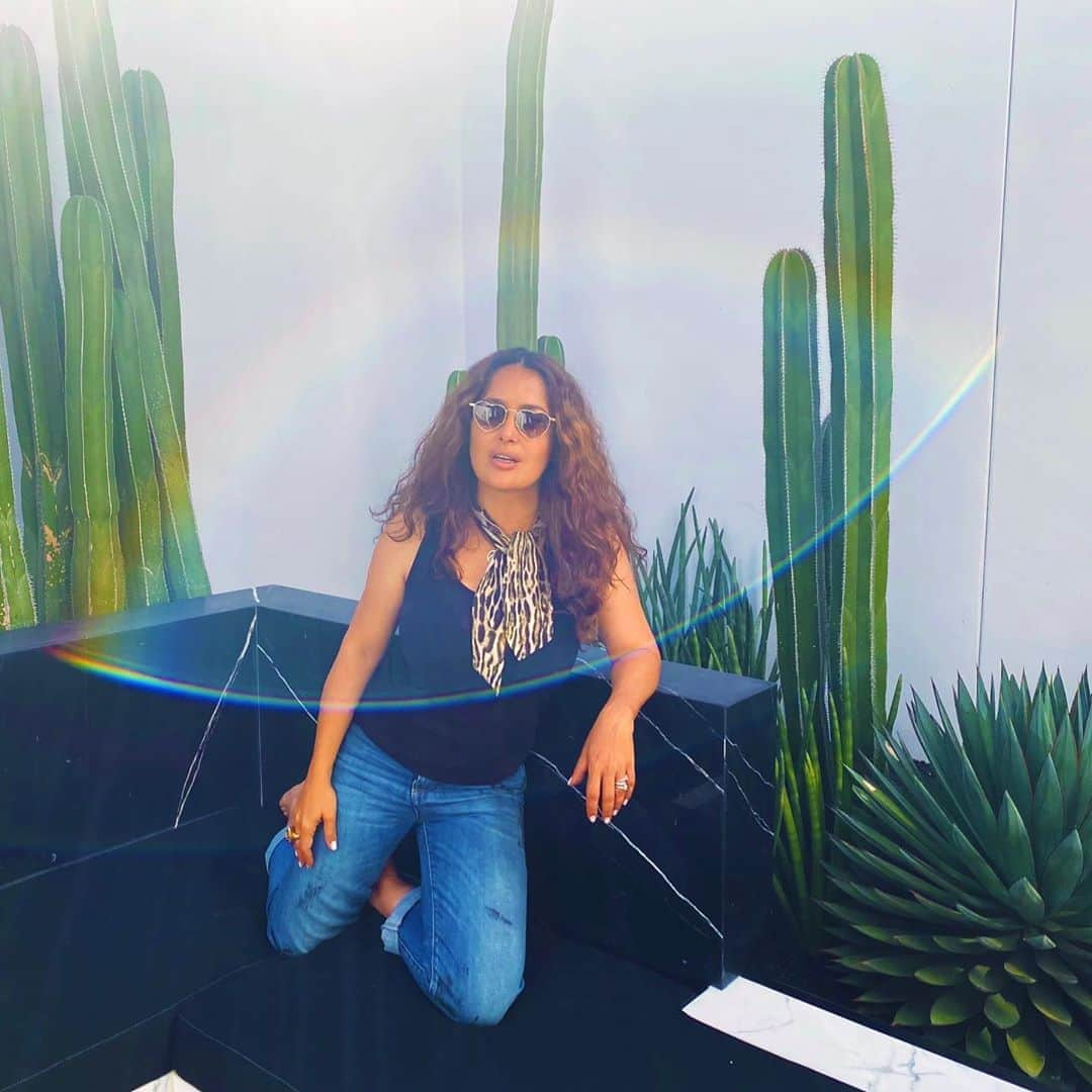 サルマ・ハエックさんのインスタグラム写真 - (サルマ・ハエックInstagram)「Swipe and check out what a strange rainbow appeared in this photo I took at the @ysl #La store terrace  Chequen que extraño arcoíris apareció en la segunda foto que tomé en la terraza de la tienda de #saintlaurent en Los Ángeles #reflection」8月13日 0時40分 - salmahayek