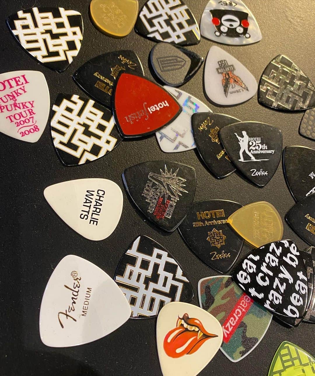 布袋寅泰さんのインスタグラム写真 - (布袋寅泰Instagram)「ギターケースから懐かしいピックがたくさん出てきた。#pic #guitarist」8月13日 0時44分 - hotei_official