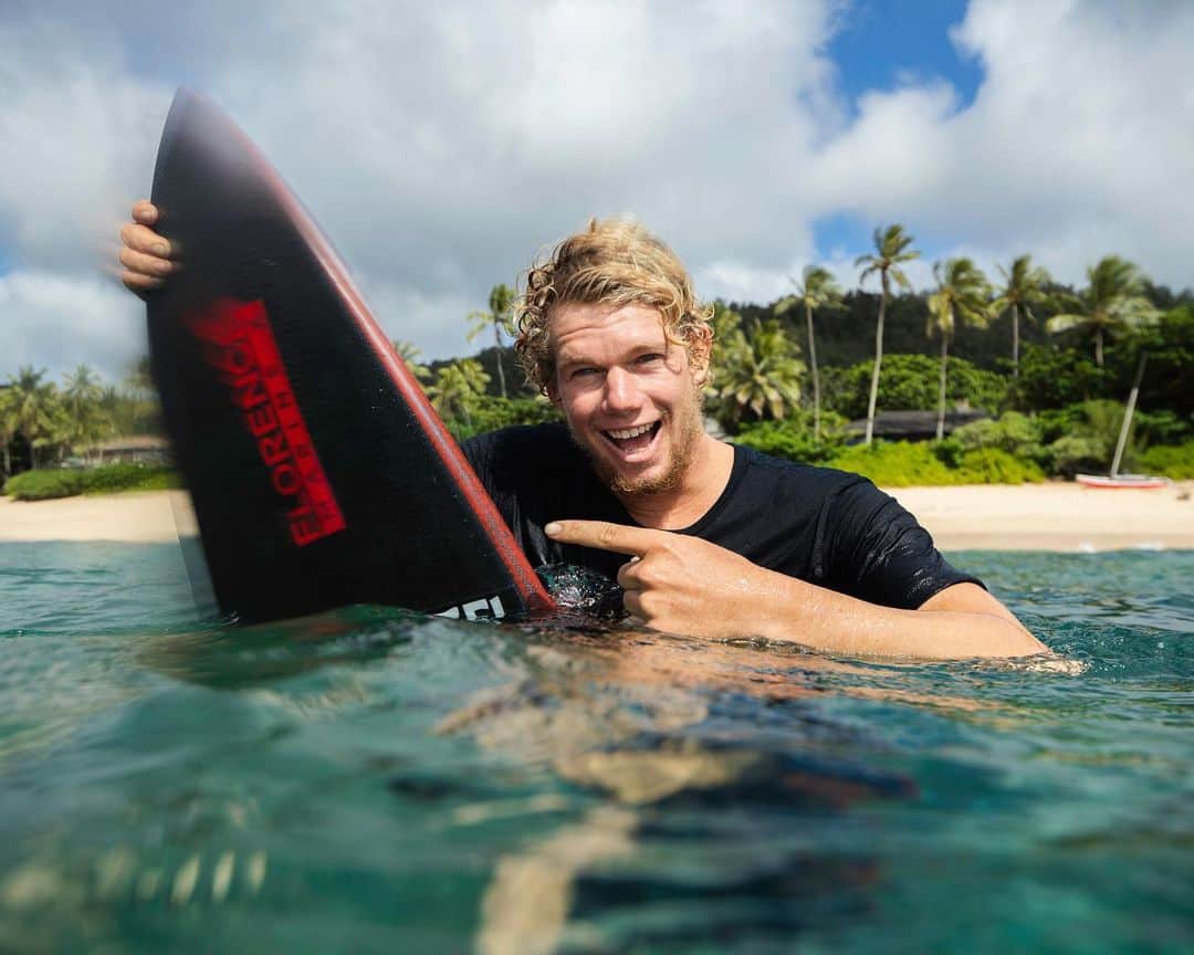 ジョン・ジョン・フローレンスのインスタグラム：「I’m excited to share some news and introduce Florence Marine X, a new clothing company that I am working on. It will definitely be a challenge with a lot to learn along the way.  Growing up in the ocean and always being outdoors, it’s a dream to have this opportunity!  ___ Our goal is to build things that motivate us to get outside and thrive in the elements while doing our best to protect the ocean and the land. I will share more details as things start to develop. Here’s to the road ahead! @florence_marine_x」