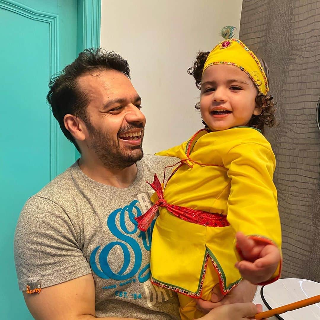 Gaurav Tanejaのインスタグラム：「Haathi Ghoda paalki.... Jai Kanaiya Laal ki... . Happy Janmastami everyone . . #happyjanmashtami #FlyingBeast #RasbhariKePapa #festivals #celebration」