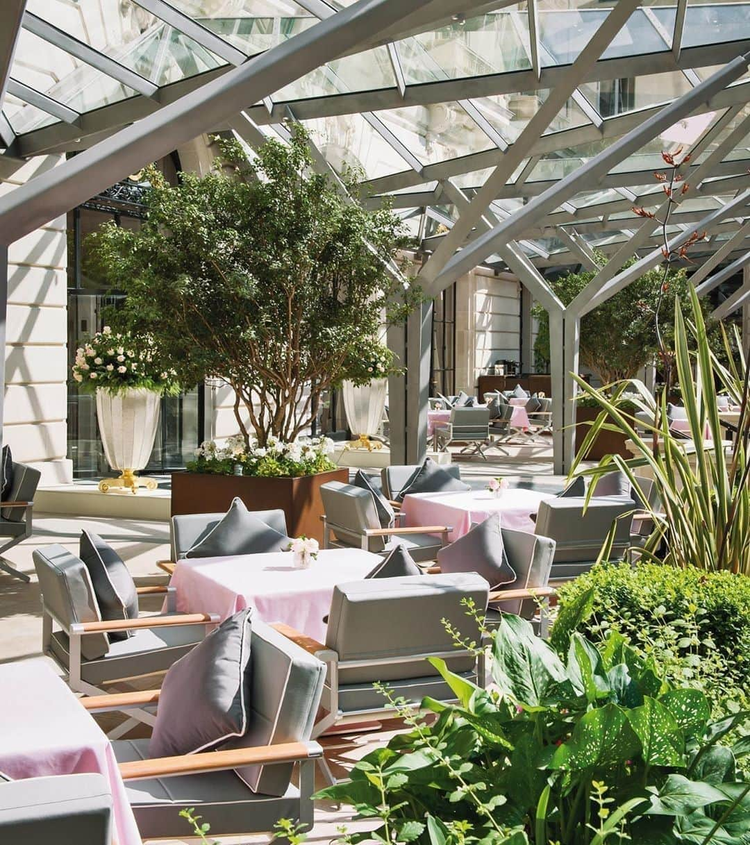 The Peninsula Hotelsさんのインスタグラム写真 - (The Peninsula HotelsInstagram)「Enjoy Paris’ famous cafe culture beneath the magnificent canopy at La Terrasse Kléber at @thepeninsulaparis. An ideal spot to spend a summer afternoon in the City of Light. ⁣ ⁣ ⁣ ⁣ ⁣ ⁣ #peninsulahotels #luxuryhotelexperience #luxuryexperience #fivestarservice #fivestarhotel #peninsulastay #paris」8月13日 0時51分 - peninsulahotels