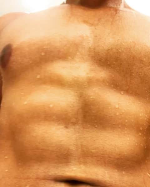 ディジョン・タルトンのインスタグラム：「Drippin wet 💧💦」