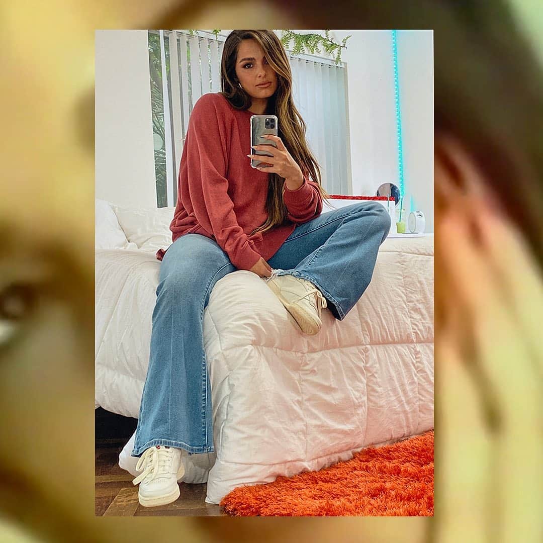 American Eagleさんのインスタグラム写真 - (American EagleInstagram)「Our super high-waisted flare jeans paired with the fleece oversized crew? A match made in cute n’ comfy heaven @addisonraee」8月13日 0時54分 - americaneagle