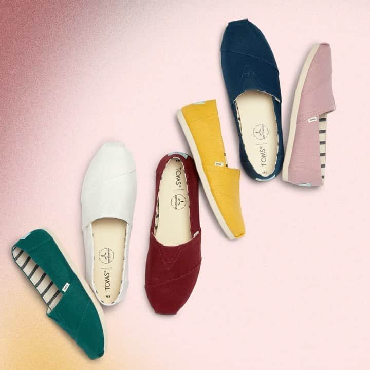 トムズシューズのインスタグラム：「New hues 💚 🤍 ♥️ 💛 💙 💗 // Leave a colored heart for your favorite.」