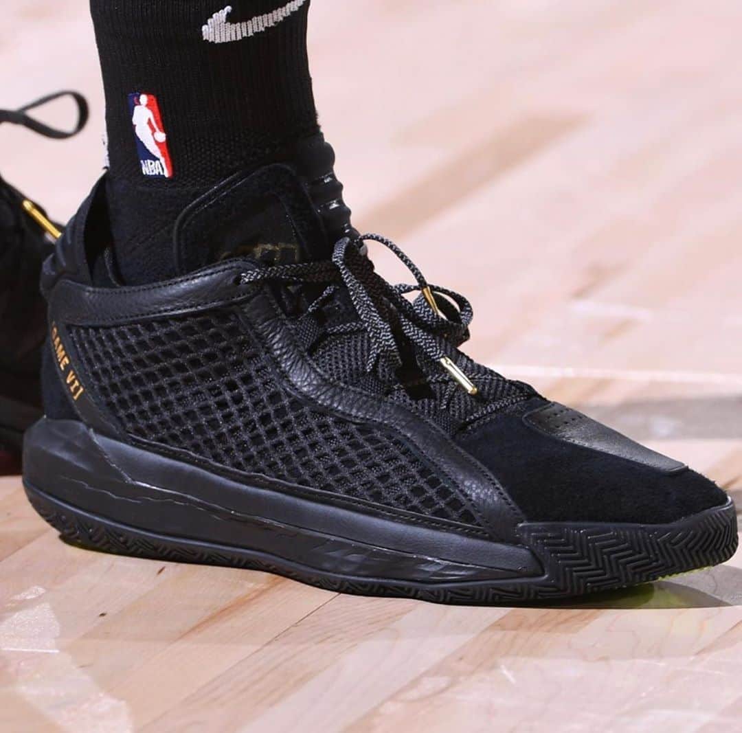 デイミアン・リラードのインスタグラム：「📶 upgraded to the #Dame6 leather pack. Colorways start dropping this week. /// @adidashoops #NBAKicks #KicksonCourt #YKWTII⌚️」