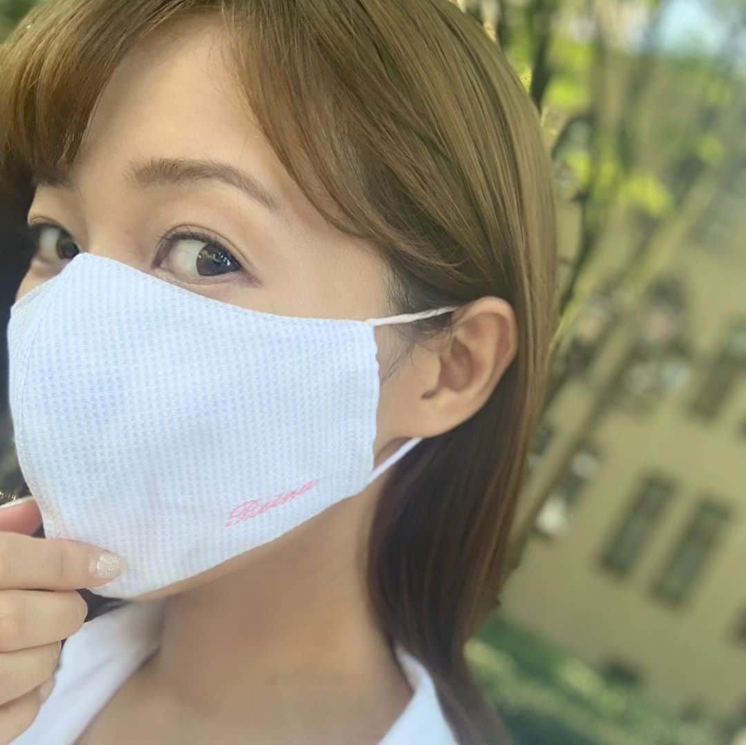 小野澤玲奈のインスタグラム：「オーダーシャツのお店に マスクを作って頂きました。😊 @nagata_shirt   シャツの生地なので 付け心地軽〜い👔  そしてシャキッと見えるような？👔 お仕事用にぴったり  色が爽やかすぎたかな…  #マスク #オーダーシャツ  #オーダーマスク #名前入りマスク」