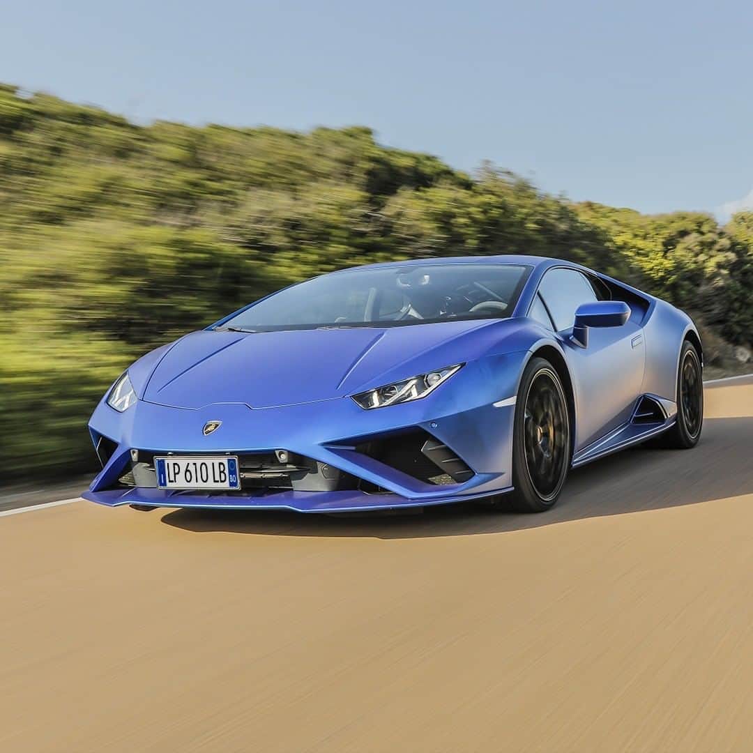 ランボルギーニのインスタグラム：「Different colors, same thrills. Driving the Huracán EVO RWD and Huracán EVO RWD Spyder on Sardinia’s scenic roads is seriously fun.   #Lamborghini #HuracanEVORWD #HuracanEVORWDSpyder #RewindToRWD #PortoCervo」