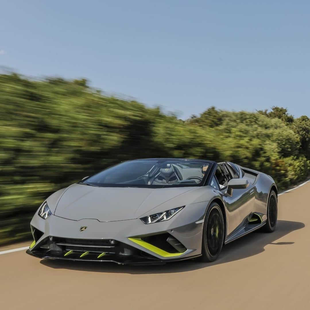 ランボルギーニさんのインスタグラム写真 - (ランボルギーニInstagram)「Different colors, same thrills. Driving the Huracán EVO RWD and Huracán EVO RWD Spyder on Sardinia’s scenic roads is seriously fun.   #Lamborghini #HuracanEVORWD #HuracanEVORWDSpyder #RewindToRWD #PortoCervo」8月13日 1時00分 - lamborghini