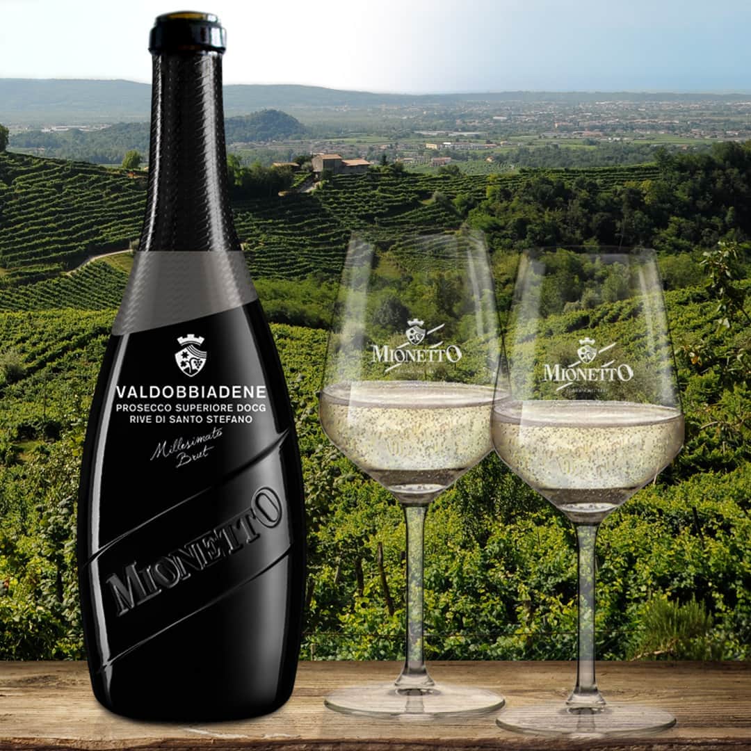 Mionetto Proseccoのインスタグラム：「Dalle rive di Santo Stefano, nel cuore dell’area del Prosecco Superiore DOCG, nasce un Millesimato Brut sontuoso ed esuberante.⁣ Acquista Valdobbiadene Prosecco Superiore DOCG Rive di Santo Stefano - Luxury Collection - sul nuovo e-shop Mionetto e ricevilo direttamente a casa👉Link in BIo🍾⁣ #mionettoprosecco #mionettoinsieme #mionettoeshop⁣ ⁣ Bevi Mionetto responsabilmente」
