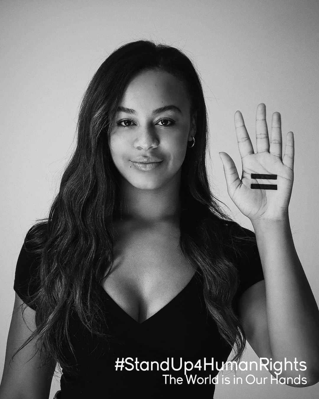 Nia Sioux Frazierさんのインスタグラム写真 - (Nia Sioux FrazierInstagram)「On this International Youth Day, it is important for us to speak up for our freedom, equality, dignity, and unite for the rights of our future generations. I stand with The Universal Declaration of Human Rights and believe everyone holds right to freedom without being discriminated by our race, colour, sex, language, religion, or status. Living your truth with joy and purpose without fear of persecution or discrimination should be a guaranteed standard of life. We are all human. You should not have to fight for the right to be treated as a human. Equality is not a privilege it is a right. When equality is truly present discrimination cannot exist.  #StandUp4HumanRights with me and @unitednationshumanrights and go to my story to learn more. The #WorldIsInOurHands  Photo by @justinwu   Campaign by @thekrimgroup」8月13日 1時01分 - niasioux