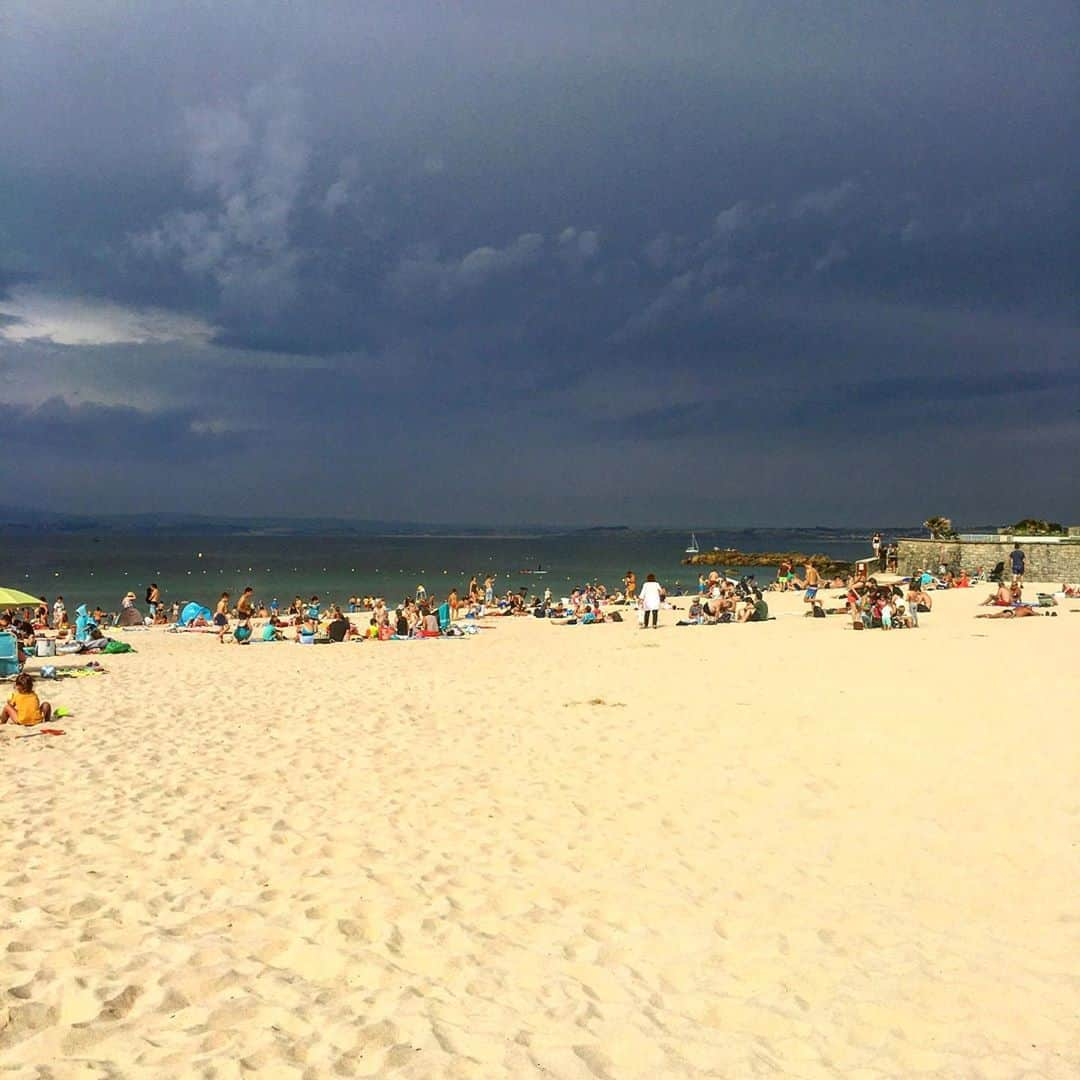 JULIEN D'YSさんのインスタグラム写真 - (JULIEN D'YSInstagram)「Ciel d’orage #plagedesdablesblancs#treboul#douarnenez #aout12.2020 #trop beau 🖤💛💙🌊🌊🌊🌊🌊⚓️⚡️#finistere 🖤🤍#Bretagne les Bretons sont fort 💪」8月13日 1時04分 - juliendys