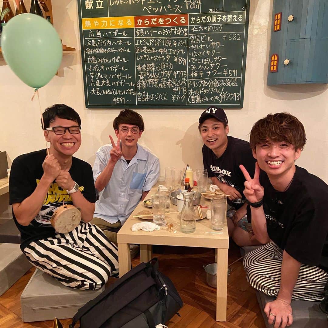 岡下雅典のインスタグラム：「8月13日で34歳になりました。 はい。またおっさんなりました。 でも最高のメンバーで誕生日一緒にいれました❤️ 私服がゆずるさんと被ったこと以外完璧でした🤪」