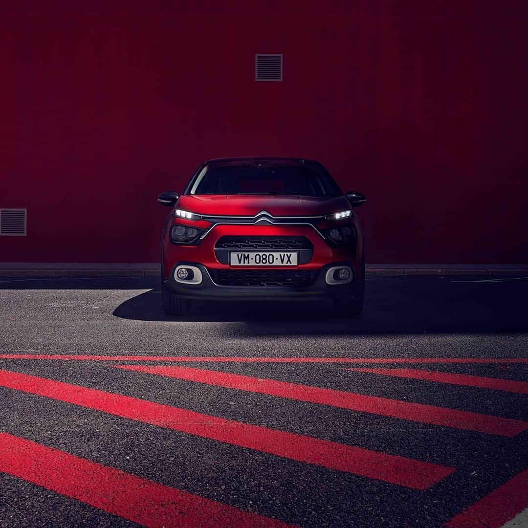 Citroënのインスタグラム：「Its unique front light signature gives it an exceptional look 💡New Citroën C3, a car of character. With its modern style, you will stand out on the roads! Order yours online now! #NewCitroënC3 #97CustomizationCombinations #Customisation #CitroënAdvancedComfort #Citroën #CitroënC3 #Personalised #Colour #Newcar #Urban #Lifestyle #Design #Fashion #Comfort #Instacar #Carsofinstagram #Car #Auto #Vehicule」