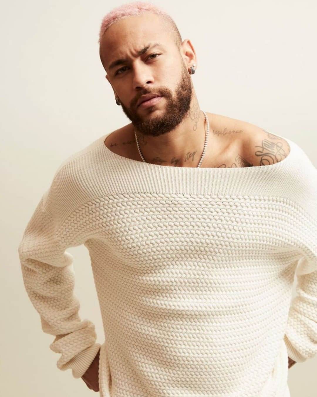 カナーリのインスタグラム：「Neymar Jr. is pictured wearing a #CanaliSS20 sweater in this feature for @voguemanarabia. Photographer: @alangelati Styling and Casting direction: @ilarianiccolini @admirable_gio From the best #CanaliEditorials of the season. #Canali1934 #MadeInItaly」