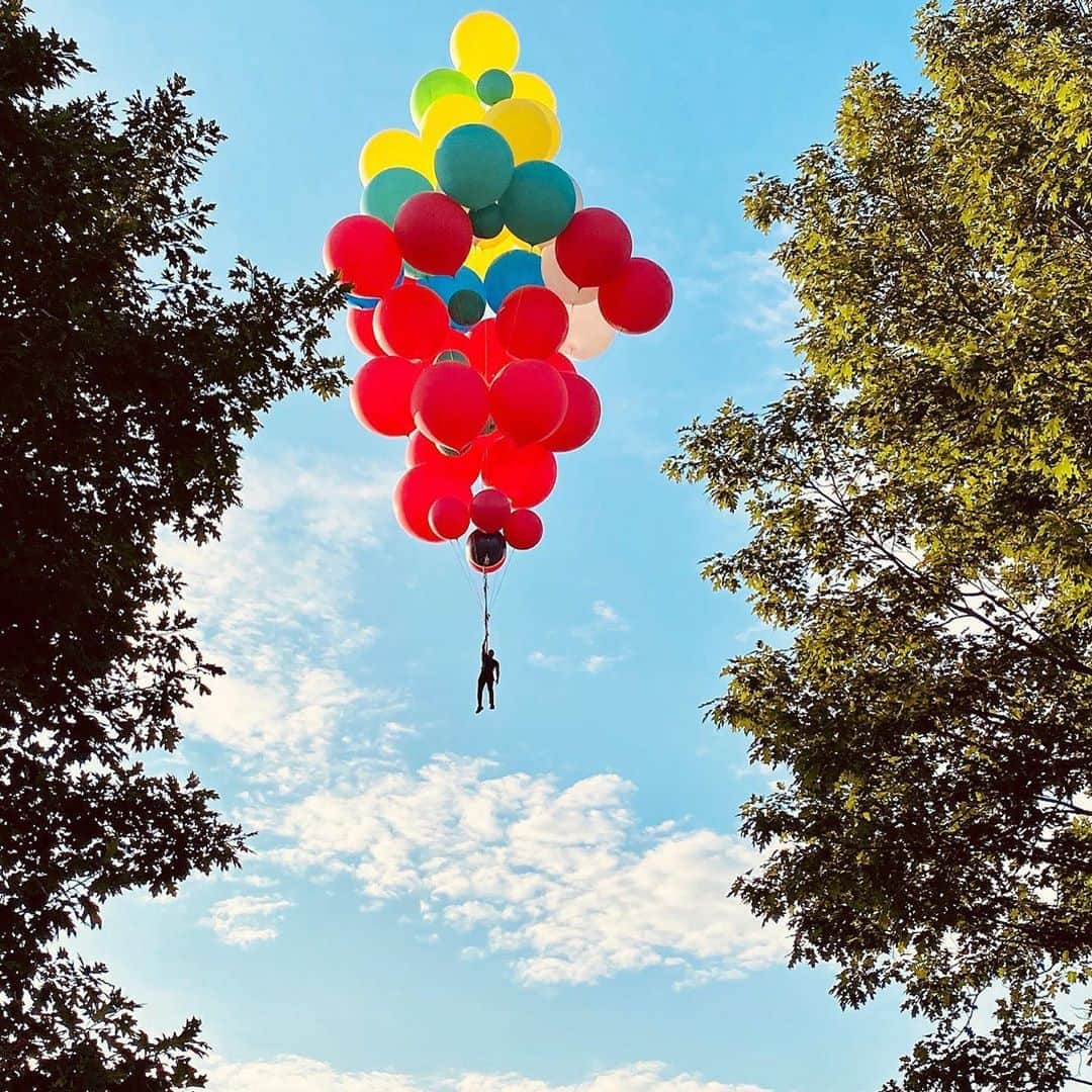 YouTubeさんのインスタグラム写真 - (YouTubeInstagram)「Look up! This summer @DavidBlaine takes magic to new heights as he ascends over New York City holding nothing but a bunch of balloons. Set a reminder to watch #DavidBlaineAscension launching August 31. Link in bio #youtubeoriginals」8月13日 1時18分 - youtube