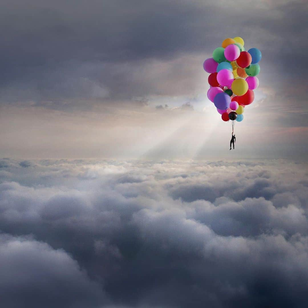 YouTubeさんのインスタグラム写真 - (YouTubeInstagram)「Look up! This summer @DavidBlaine takes magic to new heights as he ascends over New York City holding nothing but a bunch of balloons. Set a reminder to watch #DavidBlaineAscension launching August 31. Link in bio #youtubeoriginals」8月13日 1時18分 - youtube