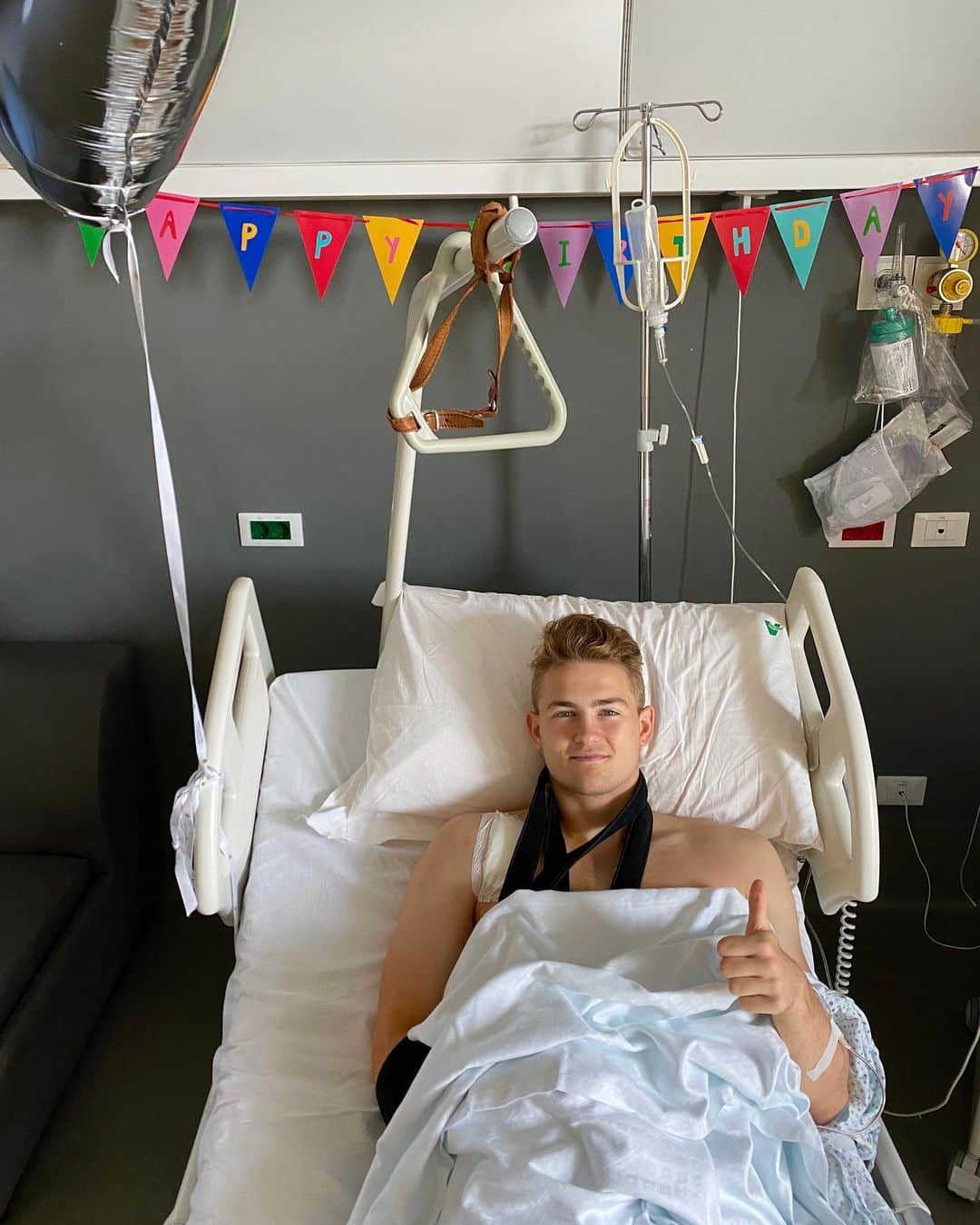 マタイス・デ・リフトのインスタグラム：「Thank you for all the support and birthday wishes. The surgery went well. Big thanks to the amazing doctors and the medical team who helped me! Time to recover 🙏🏻💪🏻」