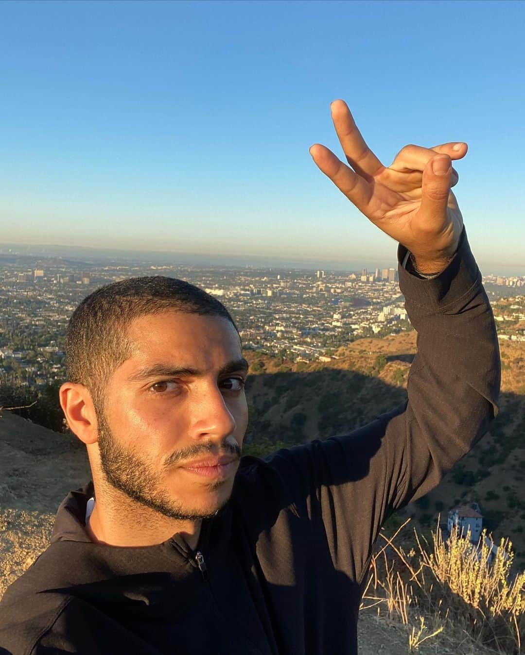 メナ・マスードのインスタグラム：「Made it to the top ✌🏽 Happy Hump Year」