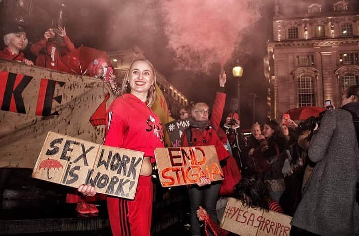 FKAツイッグスのインスタグラム：「***TAKEOVER*** Did you know that strippers and sex workers in the UK have a trade union? Follow @unitedstrippersoftheworld to learn more about the fight to establish employment rights for sex workers. . . 1: Sonia Nowak an ELSC performer and member of the trade union, pictured here on International Women’s Day 2019 during the #sexworkstrike march. Sonia won an important legal battle earlier this year when she took her old club boss to court and won. Thanks to Sonia working with the union we now have a legal precedent in the UK. Strippers have employment rights and we have the right to fight for them. We are so proud of our community and the work that has been done recently to reclaim power and have a say in how our industry is run and how we do our work. . . 2: A funeral march was organised by @ethicalstripper in 2016 called RIP Shoreditch, when a well-known strip venue was shut down to make way for gentrification of East London. Jobs were lost and strippers who had worked at the venue for years were made precarious. 10 years ago there were 350 strip venues in the UK now there are 150, with clubs now closed under Covid. Our jobs are under threat and we need to survive. . . 3: Trans BiPOC sex workers are some of the most vulnerable people in our society. When we talk about SW rights, we are covering a wide range of issues. But most urgently we need to protect the most marginalised members of our community, whose lives and livelihoods remain most negatively impacted by stigma and violence. . . 4: Taken from a march organised in Sheffield by unionised strippers whose club was threatened with closure due to a radical feminist campaign. Shutting down strip clubs is not a win for feminism, it pushes us further underground into more precarious working conditions leading to further violence and coercion. The best way to end systemic violence in the sex industry is by empowering workers not criminalising their jobs. . . 5: Our sisters in California @soldiers_of_pole_ are fighting for employment rights in strip clubs through trade union activism. They are working hard for dancers who face exploitation, marginalisation, job insecurity, wage theft and workplace abuses.」