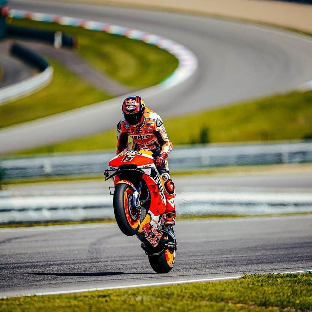 レプソル・ホンダのインスタグラム：「If there’s one person who knows what day it is, it’s @stefanbradl6 #WheelieWednesday」