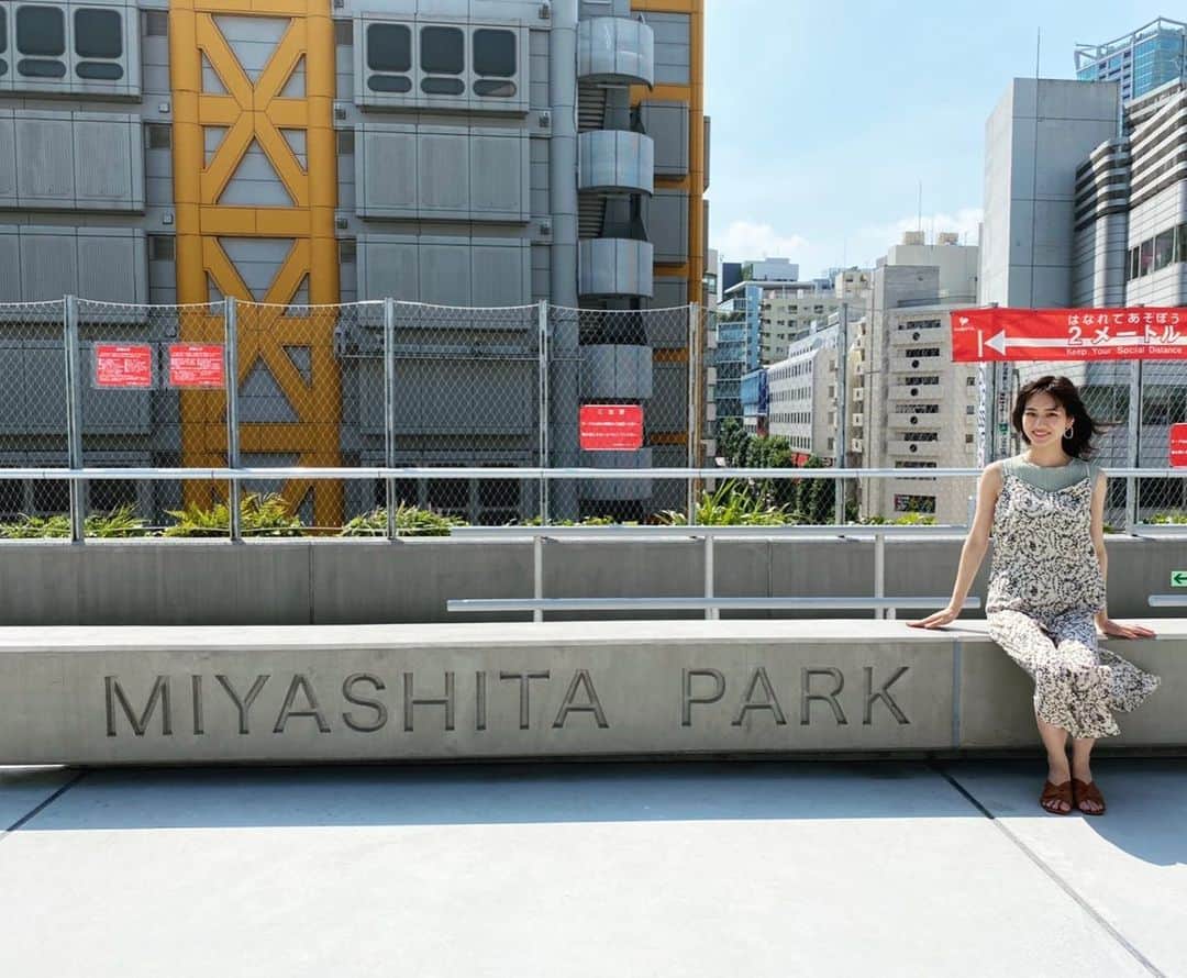 釜井美由紀のインスタグラム：「生まれ変わった宮下公園🌱﻿ ﻿ 先日、ちょっとだけ立ち寄ってきました。﻿ ﻿ 屋上にある公園、すごく開放的なおしゃれ空間でしたよ🥺﻿ ﻿ この日は あまりの暑さでむりでしたが笑﻿ 天気の良い日は芝生でゴロンとしたくなるようなところでした☀︎﻿ ﻿ 暑い日が続きますが 皆さんも熱中症などお気をつけください🎐﻿ ﻿ #shibuya #渋谷 #MIYASHITAPARK #夏」