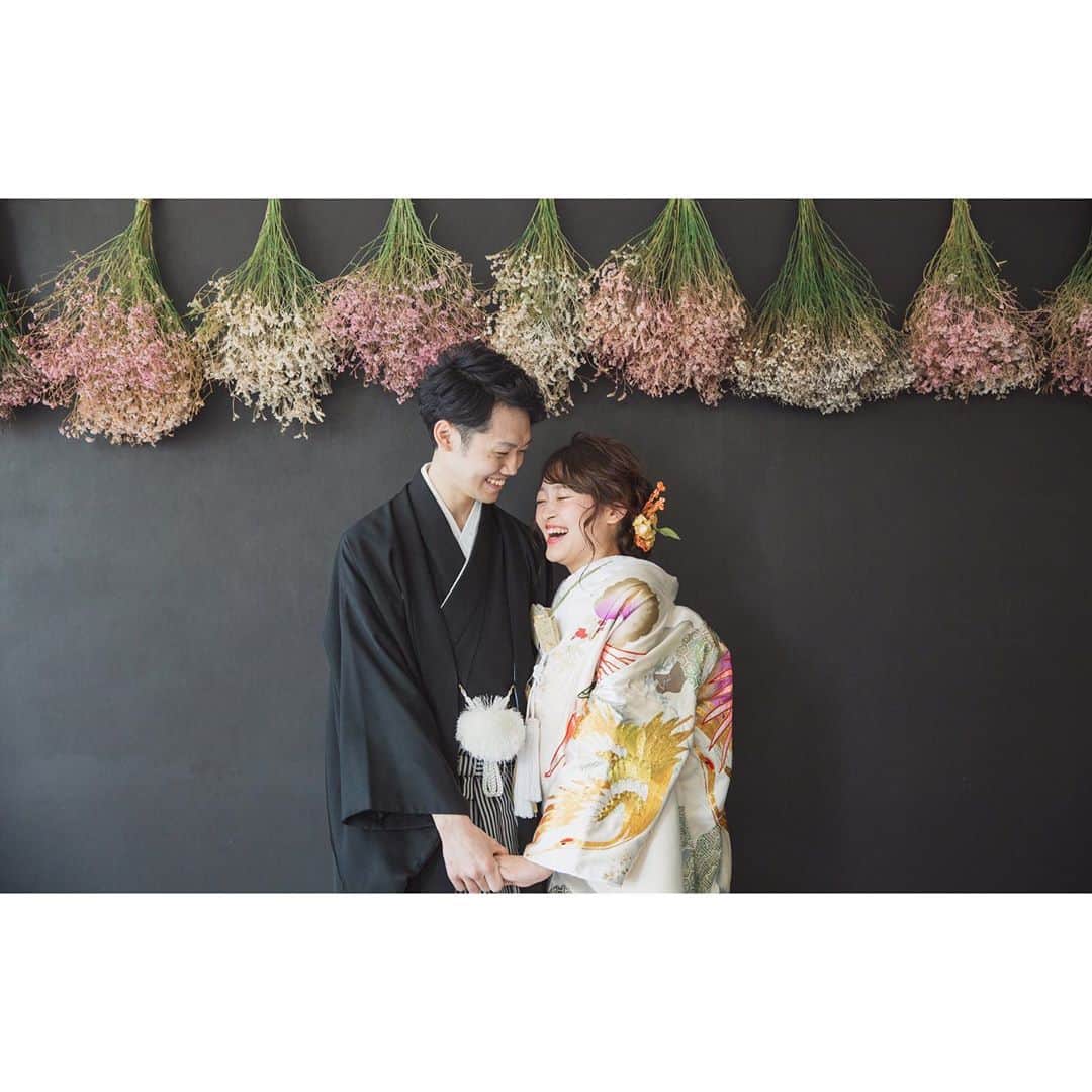 SWITCH SHOOTING PHOTO MAISONのインスタグラム：「和装photo リラックスして自然な笑顔で。 私たちらしい等身大のウェディングフォト📷 .  . 表参道 @switch.omotesando﻿ 大阪 @switch.umeda ﻿ 横浜 @switch.yokohama﻿ 札幌 @switch.sapporo﻿ 鹿児島 @switch.kagoshima﻿ 品川 @switch.shinagawa﻿ . #switch表参道#switchomotesando #前撮り#後撮り#ウェディングフォト#フォトウェディング#フォトスタジオ #ブライダルフォト#結婚写真#結婚式前撮り#プレ花嫁﻿#花嫁準備﻿#ブライダルヘア#ウェディングヘア#おしゃれ花嫁#ドレス試着#結婚式#日本中のプレ花嫁さんと繋がりたい#ウェディングドレス#カラードレス#タキシード#和装前撮り#色打掛#白無垢#韓国フォトウェディング#関東花嫁﻿#東京花嫁」