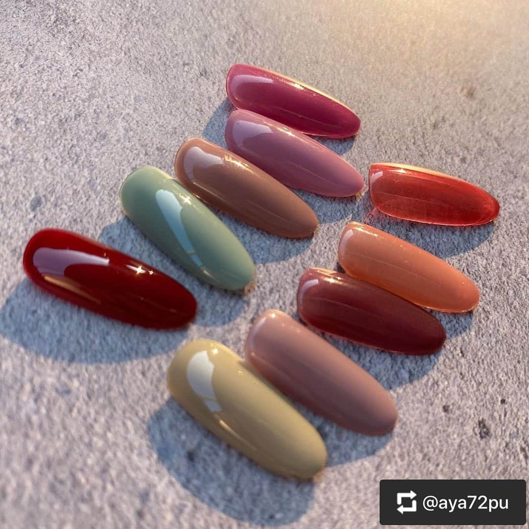 paragel さんのインスタグラム写真 - (paragel Instagram)「repost @aya72pu  . para gel new colors 2020 A/W - - - - - - - - - - - - - - - - - -  M020 RUBY S040 OLIVE S041 MARRON S042 P.QUARTZ S043 ROSE produce by @kobe_and_nail  - - - - - - - - - - - - - - - - - -  S044 SAGE S045 TAUPE S046 RUSSET S047 TAN S048 FIG TINT produce by @chie.1113  - - - - - - - - - - - - - - - - - -  どのカラーもワンカラーで塗るだけでオシャレにキマる色味です✨ Sはサラサラしてて馴染みも早く、グラデも原色で馴染みます。 . S043 ROSE、S046 RUSSET S047 TAN、S048 FIG TINT の4色は コンテナを開けて見た時のイメージより かなりシアー感あって、今の季節🌞にも合うカラーです✌🏻 . 逆にほかの6色はさらっとしてて塗りやすいですが発色も良いので、まだ暑い季節はあえての1度塗りで楽しんだり、ニュアンスやマーブルにいいかも！❤️ . 2020.8.25 on sale! 新色リリース記念のお得なキャンペーンもあります👏🏻 . イエローベース、ブルーベースに合わせた 試色は次の投稿で！ . .  ☑︎Seminar info. パラジェル、エアパラ、各種セミナー 開講リクエスト受付中✨ お気軽にDMください💁‍♀️💌💭 . . #paragel新色 #paragelnewcolor  #パラジェル新色 #パラジェル #パラジェル認定サロン #パラジェルエデュケーター #パラジェル認定校 #パラジェル特別認定校 #自宅サロン #自宅ネイルサロン #ホームサロン #ホームネイルサロン #ネイル #ネイリスト #ママネイリスト  #paragel #nail」8月12日 17時06分 - paragelnail