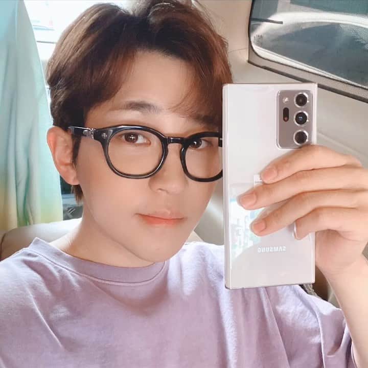 DINDINのインスタグラム：「Volume Up! #광고 #삼성전자 오늘 밤 9시 네이버 쇼핑 라이브 갤럭시 노트 20 라이브 파티에서 만나요~ 삼성 테마곡 Over the horizon을 편곡해서 만든 곡도  live 할 예정! 조금 이따가 봐요!!  #딘딘 #overthehorizon」