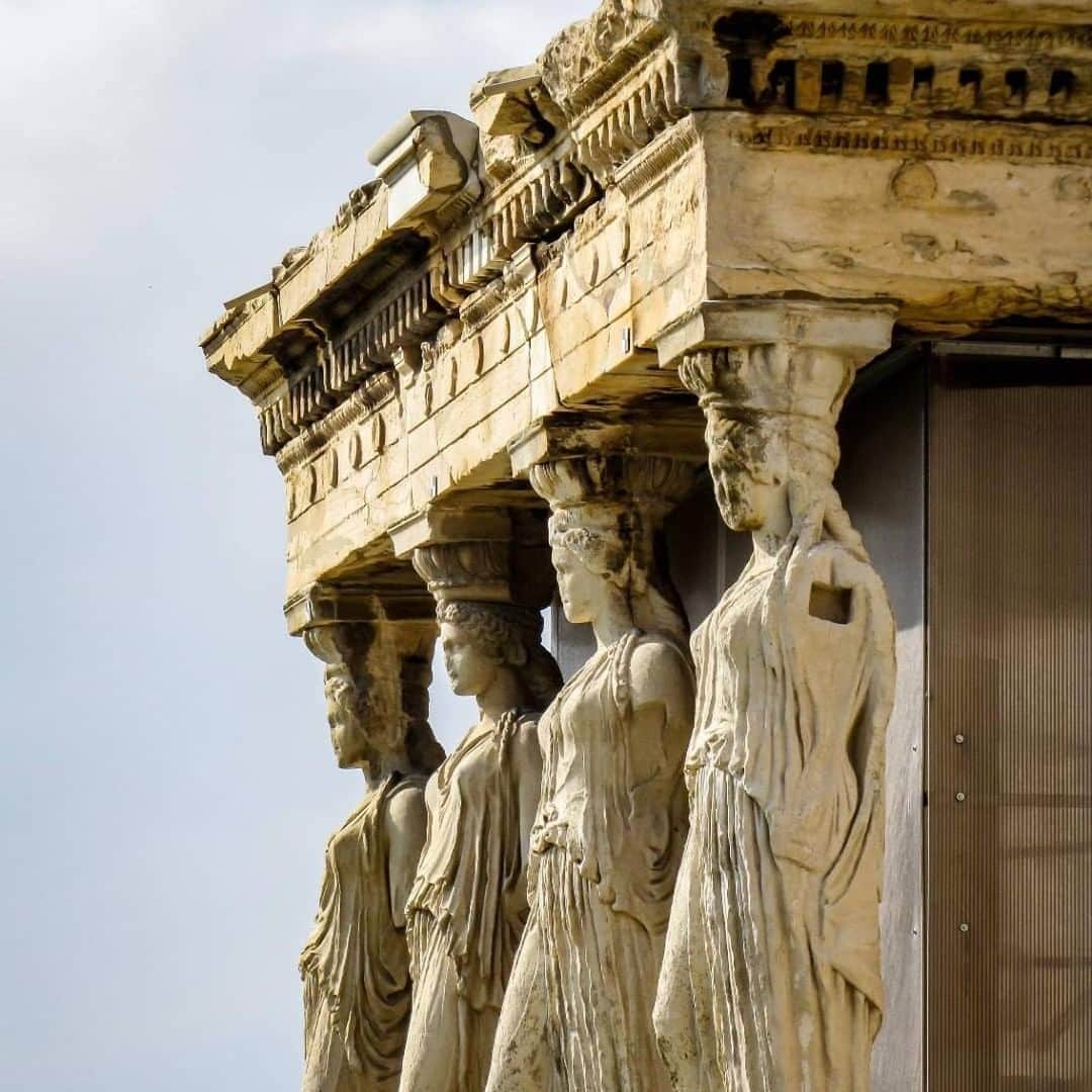 エールフランスのインスタグラム：「Surplombant Athènes, les Cariatides veillent sur la ville 🗿 Overlooking Athens, the Caryatids watch over the city.  merci @eric.gibello   #AirFrance #EnvieDailleurs #wanderlust #travel #views #greece #athens」