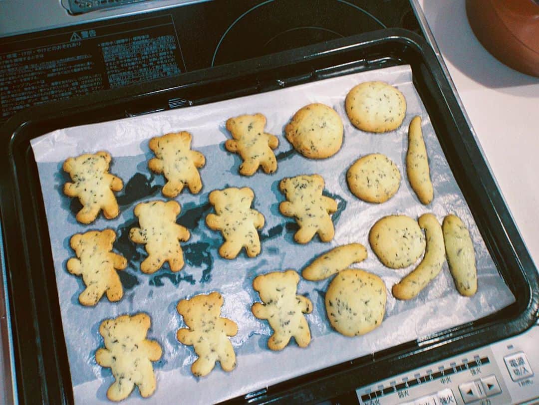 足立佳奈のインスタグラム：「AHMAD TEA入りのクッキー🍪 いやぁー、おいしすぎましたんご。」