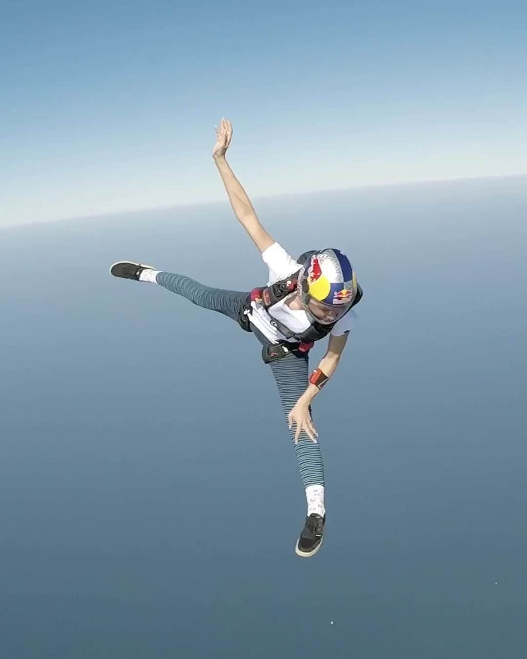 レッドブルのインスタグラム：「who can guess where @kuczynska.maja is skydiving this time? 👀  #redbull #givesyouwings #aerial #skydiving #fly」