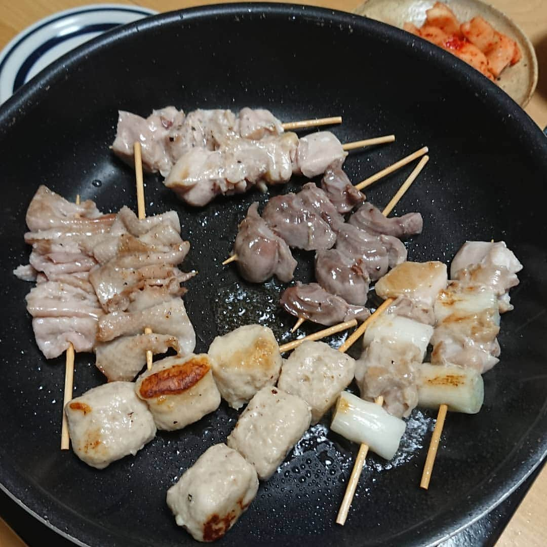 佐藤大さんのインスタグラム写真 - (佐藤大Instagram)「御世話になっている方から自粛を自宅焼き鳥で楽しんで！！と冷凍焼き鳥を送っていただきました。解凍してフライパンで炒めたら出来上がりで味も良しです。自宅焼き鳥って良いですよね‼️ビールが進みます。焼き鳥は30本(一パック10本×3)から注文できますし冷凍なので保存も利きます‼️ホームパーティーに良いですよ。 #自宅焼き鳥 #椿鬼奴 #グランジ大 #宅飲み」8月12日 17時05分 - satodaidaidai