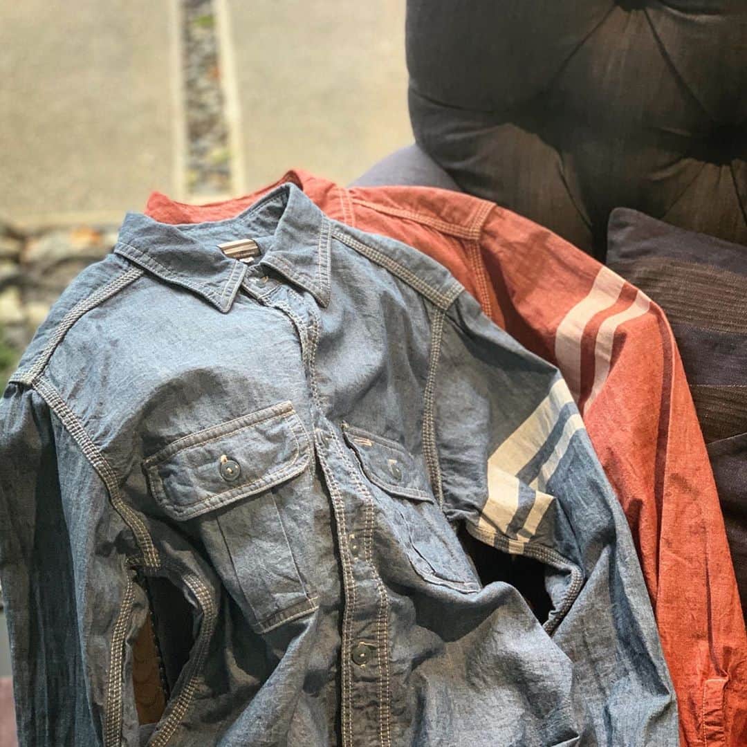 momotarojeansのインスタグラム：「SJ091 ID.RED  Let’s Wear shirt in the summer too😆  Ayo Pakai kemeja di musim panas juga  เสื้อเชิ้ต Let’s Wear ในหน้าร้อนด้วย  Mari pakai baju juga pada musim panas」