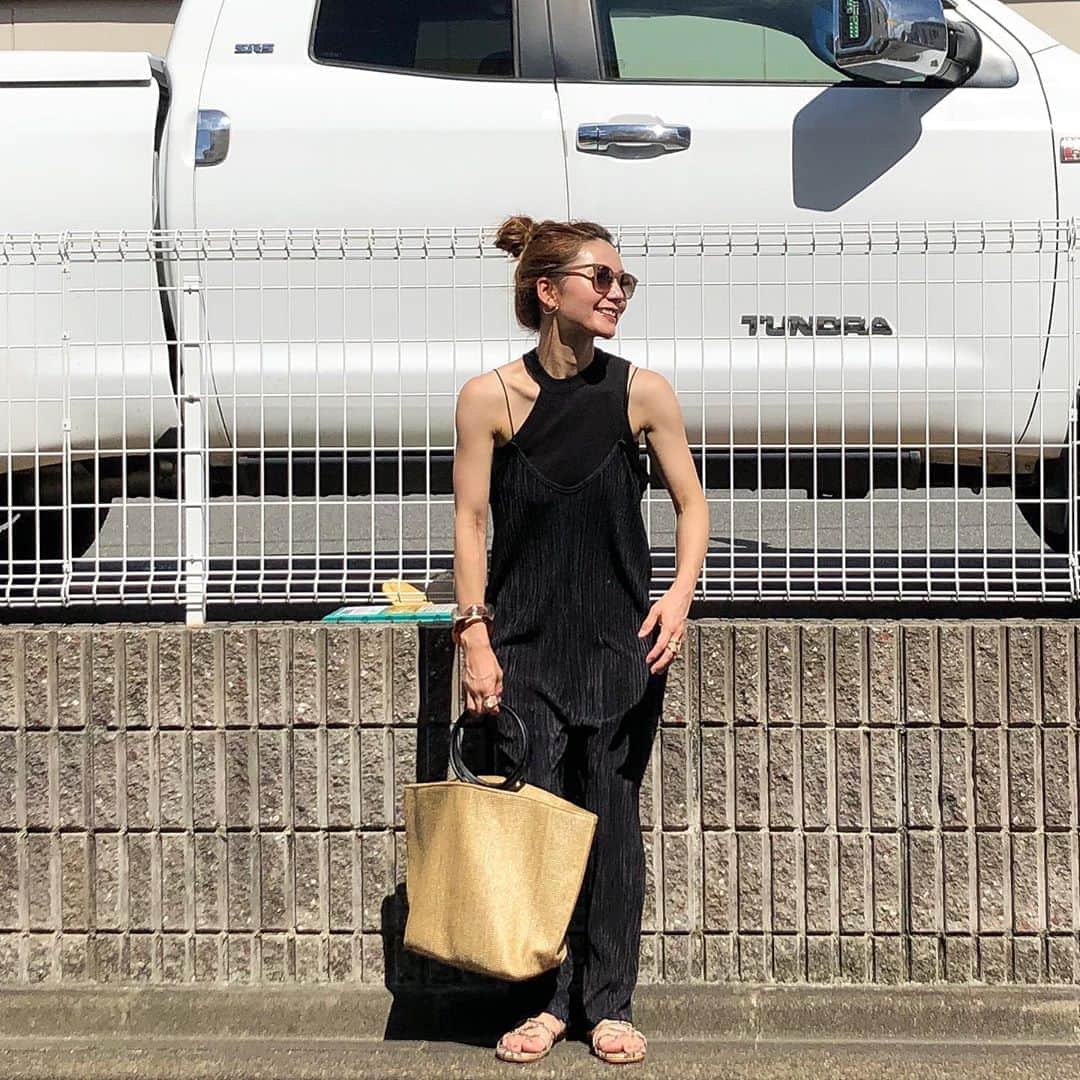 のインスタグラム：「8月12日(水) . . 毎日えげつない暑さでクロ焦げになりそう👳🏾‍♂️♡ わたし日焼け止め塗らない人だからすこーし焦げてきてきて嬉し☺️ . めちゃくちゃ細見えするプリーツオールインワン♡ @envylook_japan  きゃしゃな細い肩ひももかわいい♡ . . #kaumo_fashion #locari #ponte_fashion #mineby3mootd #mineプチプラ部 #envylook #envylook_japan #おちびコーデ #おちびの輪 #低身長コーデ #平均身長コーデ #プチプラコーデ #大人シンプルコーデ #アラフォーコーデ #155センチコーデ #40代コーデ #ワントーンコーデ #ブラックコーデ #プリーツパンツ #オールインワンコーデ #サロペットコーデ #30代コーデ #大人カジュアルコーデきれいめコーデ #大人カジュアルファッション」